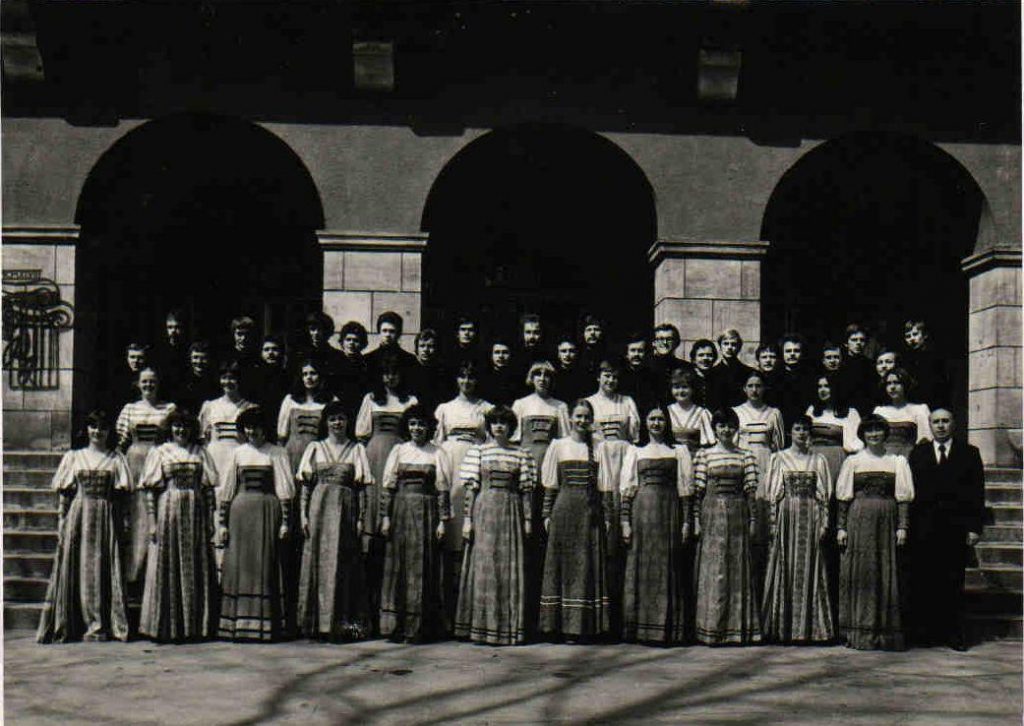 1980 Wrocław przed gmachem Politechniki Wrocławskiej