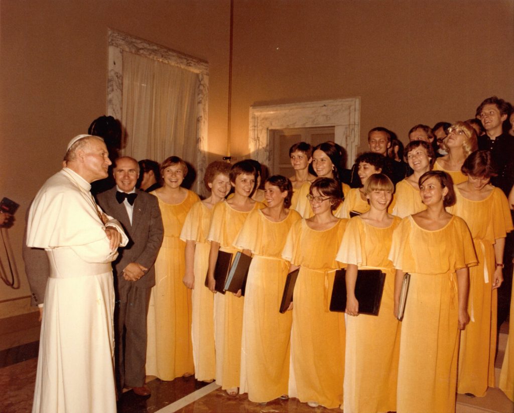 1981-09-09 Włochy, Castel Gandolfo audiencja u papieża Jana Pawła II fot. Arturo Mari - 4a LR