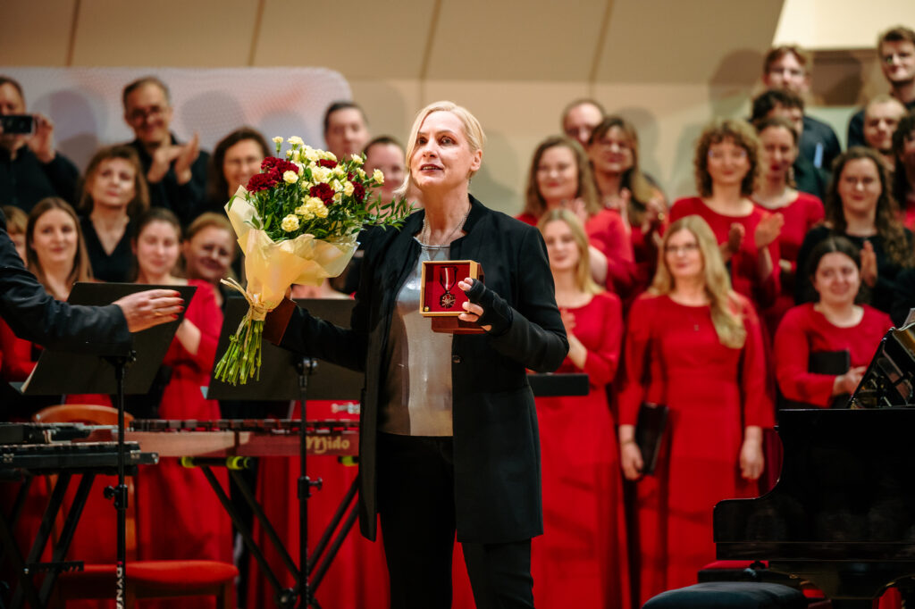 Wręczenie Brązowego Medalu Zasłużony Kulturze - Gloria Artis dla Akademickiego Chóru Politechniki Wrocławskiej, 14 grudnia 2025r. na Koncert Finałowy 50. Festiwalu Barbórkowego Chórów Akademickich - fot. Poruszone Studio